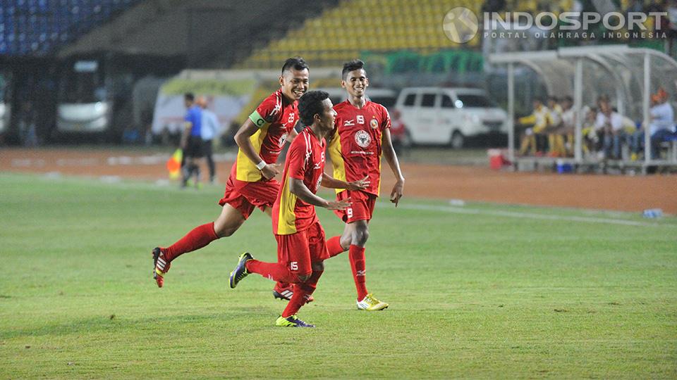 Pemain Semen Padang U-21, Hendra Adi Bayaw (no 15), berselebrasi setelah mencetak gol ke gawang Sriwijaya FC U-21 di Stadion Si Jalak Harupat, Kabupaten Bandung dalam final ISL U-21 2014, Minggu (19/10/14). SP U-21 akhirnya menang 4-0. - INDOSPORT